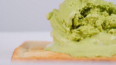 Dondurmalı kızarmış ekmek.