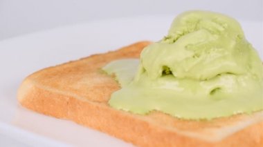 Dondurmalı kızarmış ekmek.