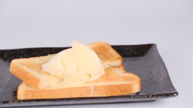 Dondurmalı kızarmış ekmek.