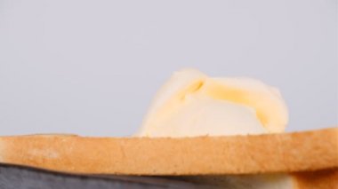 Dondurmalı kızarmış ekmek.