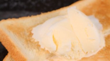 Dondurmalı kızarmış ekmek.