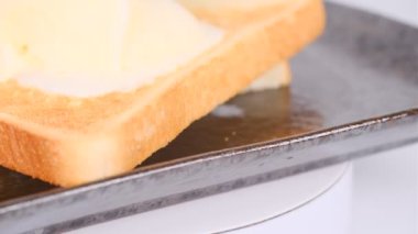 Dondurmalı kızarmış ekmek.