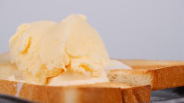 Dondurmalı kızarmış ekmek.