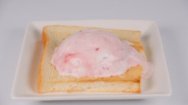 Toastbrot Mit Eis — Stockvideo