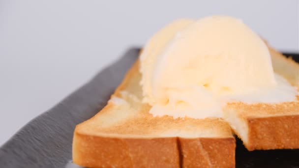 Toastbrot Mit Eis — Stockvideo