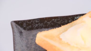 Dondurmalı kızarmış ekmek.