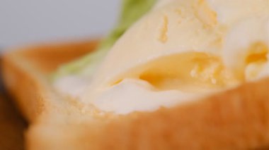 Dondurmalı kızarmış ekmek.