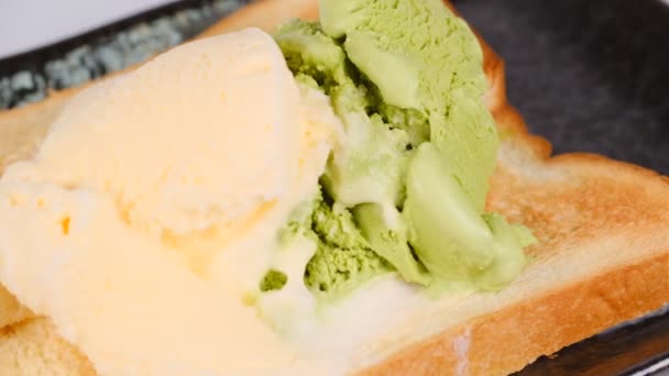 带有冰淇淋的烤面包 — 图库视频影像