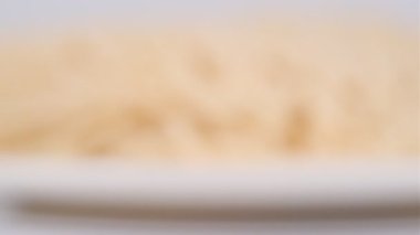 Çiğ şehriyeli erişte, video klipsli.