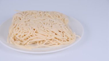 Çiğ şehriyeli erişte, video klipsli.