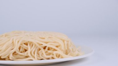 Çiğ şehriyeli erişte, video klipsli.