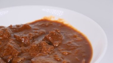 Sığır dili yahnisi, video klipsi.