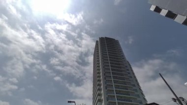 Tokyo Lisesi Apartman Kulesi Gökyüzü ve bulutlar