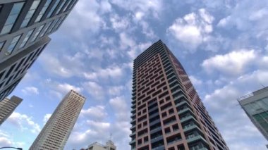 Tokyo Lisesi Apartman Kulesi Gökyüzü ve bulutlar