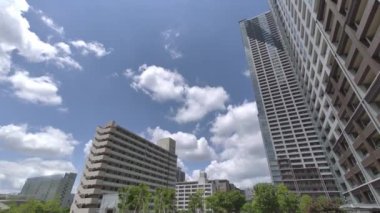Tokyo Lisesi Apartman Kulesi Gökyüzü ve bulutlar