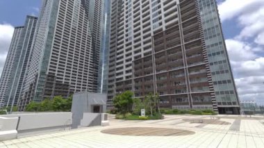 Tokyo Lisesi Apartman Kulesi Gökyüzü ve bulutlar