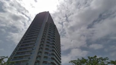 Tokyo Lisesi Apartman Kulesi Gökyüzü ve bulutlar