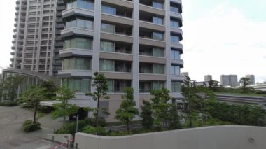 Tokyo Lisesi Apartman Kulesi Gökyüzü ve bulutlar