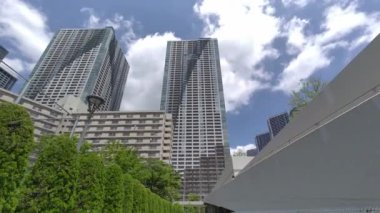 Tokyo Lisesi Apartman Kulesi Gökyüzü ve bulutlar