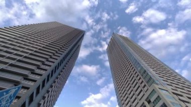 Tokyo Lisesi Apartman Kulesi Gökyüzü ve bulutlar