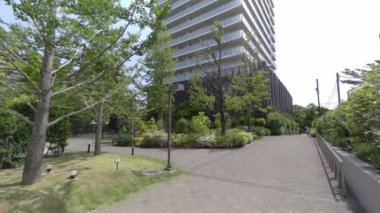 Tokyo Lisesi Apartman Kulesi Gökyüzü ve bulutlar