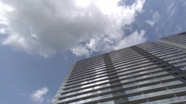 Tokyo Lisesi Apartman Kulesi Gökyüzü ve bulutlar