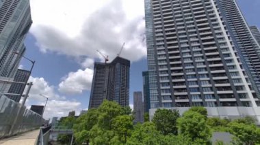 Tokyo Lisesi Apartman Kulesi Gökyüzü ve bulutlar