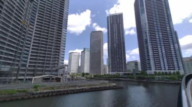 Tokyo Lisesi Apartman Kulesi Gökyüzü ve bulutlar