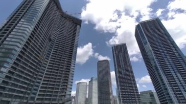 Tokyo Lisesi Apartman Kulesi Gökyüzü ve bulutlar