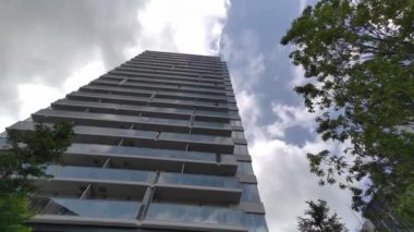 Tokyo Lisesi Apartman Kulesi Gökyüzü ve bulutlar