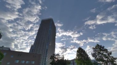Tokyo Lisesi Apartman Kulesi Gökyüzü ve bulutlar