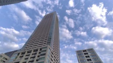 Tokyo Lisesi Apartman Kulesi Gökyüzü ve bulutlar