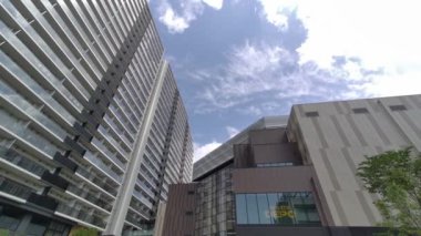 Tokyo Lisesi Apartman Kulesi Gökyüzü ve bulutlar