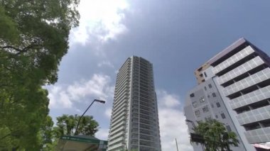 Tokyo Lisesi Apartman Kulesi Gökyüzü ve bulutlar