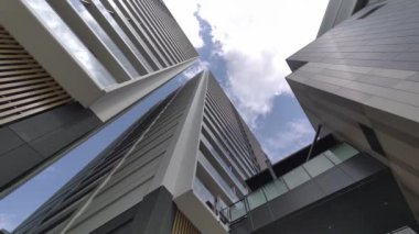 Tokyo Lisesi Apartman Kulesi Gökyüzü ve bulutlar