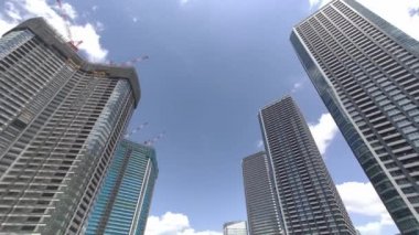 Tokyo Lisesi Apartman Kulesi Gökyüzü ve bulutlar