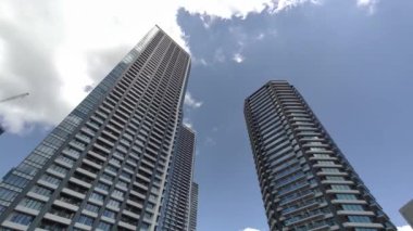 Tokyo Lisesi Apartman Kulesi Gökyüzü ve bulutlar