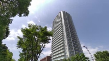 Tokyo Lisesi Apartman Kulesi Gökyüzü ve bulutlar