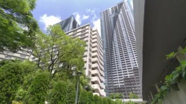 Tokyo Lisesi Apartman Kulesi Gökyüzü ve bulutlar