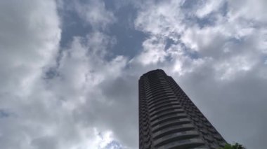 Tokyo Lisesi Apartman Kulesi Gökyüzü ve bulutlar