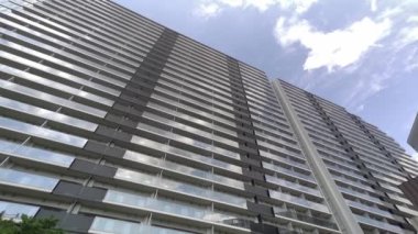 Tokyo Lisesi Apartman Kulesi Gökyüzü ve bulutlar