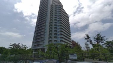 Tokyo Lisesi Apartman Kulesi Gökyüzü ve bulutlar