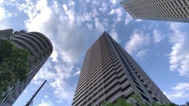 Tokyo Lisesi Apartman Kulesi Gökyüzü ve bulutlar