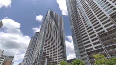 Tokyo Lisesi Apartman Kulesi Gökyüzü ve bulutlar