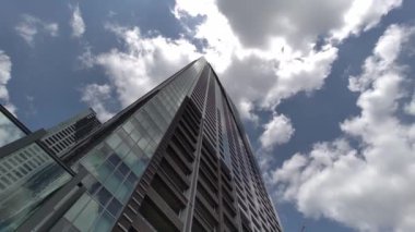 Tokyo Lisesi Apartman Kulesi Gökyüzü ve bulutlar