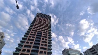 Tokyo Lisesi Apartman Kulesi Gökyüzü ve bulutlar