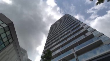Tokyo Lisesi Apartman Kulesi Gökyüzü ve bulutlar