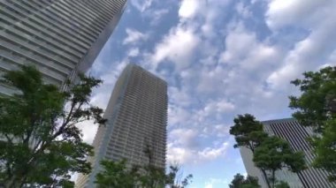 Tokyo Lisesi Apartman Kulesi Gökyüzü ve bulutlar