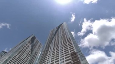 Tokyo Lisesi Apartman Kulesi Gökyüzü ve bulutlar