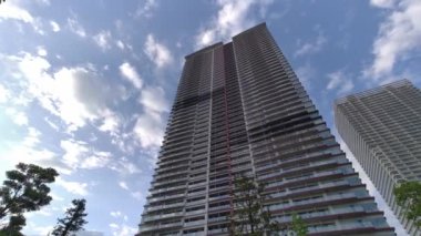 Tokyo Lisesi Apartman Kulesi Gökyüzü ve bulutlar